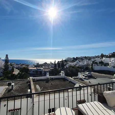 Stilfullt Naera Pool Och Strand. Nerja