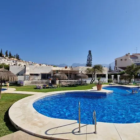 Stilfullt Naera Pool Och Strand. Nerja